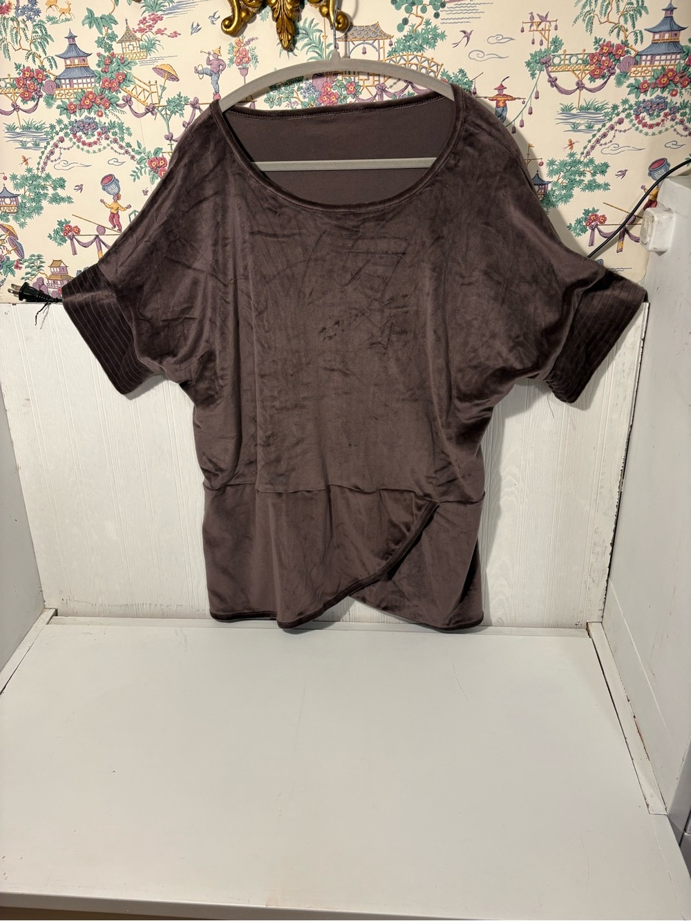 Soft , crushed velvet Short-Sleeve Women’s Top w/ a detail cuff Lavender-grey